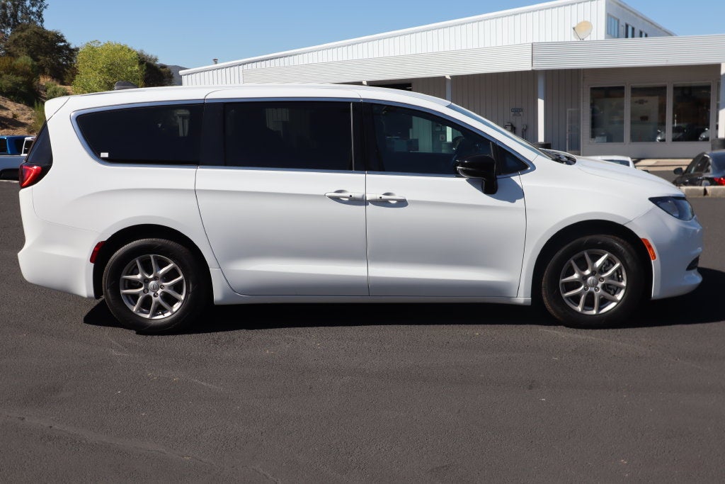 2026 Chrysler Voyager LX